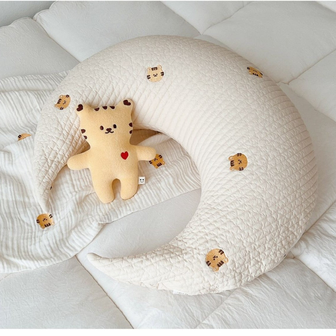 South Korea ins moon baby soothing pillow baby sleeping pillow side sleeping pillow safety artifact anti-startling