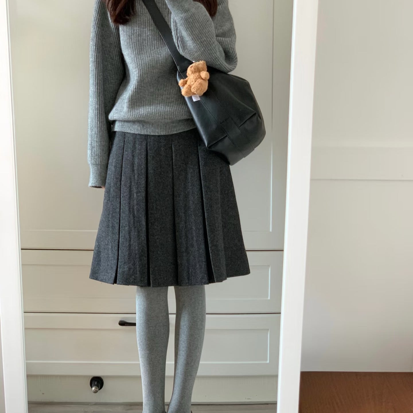 Academy-Style Dark Gray Woolen Pleated Skirt for Women 2026 Early Spring New High-Waisted Slimming A-Line Pleated Skirt